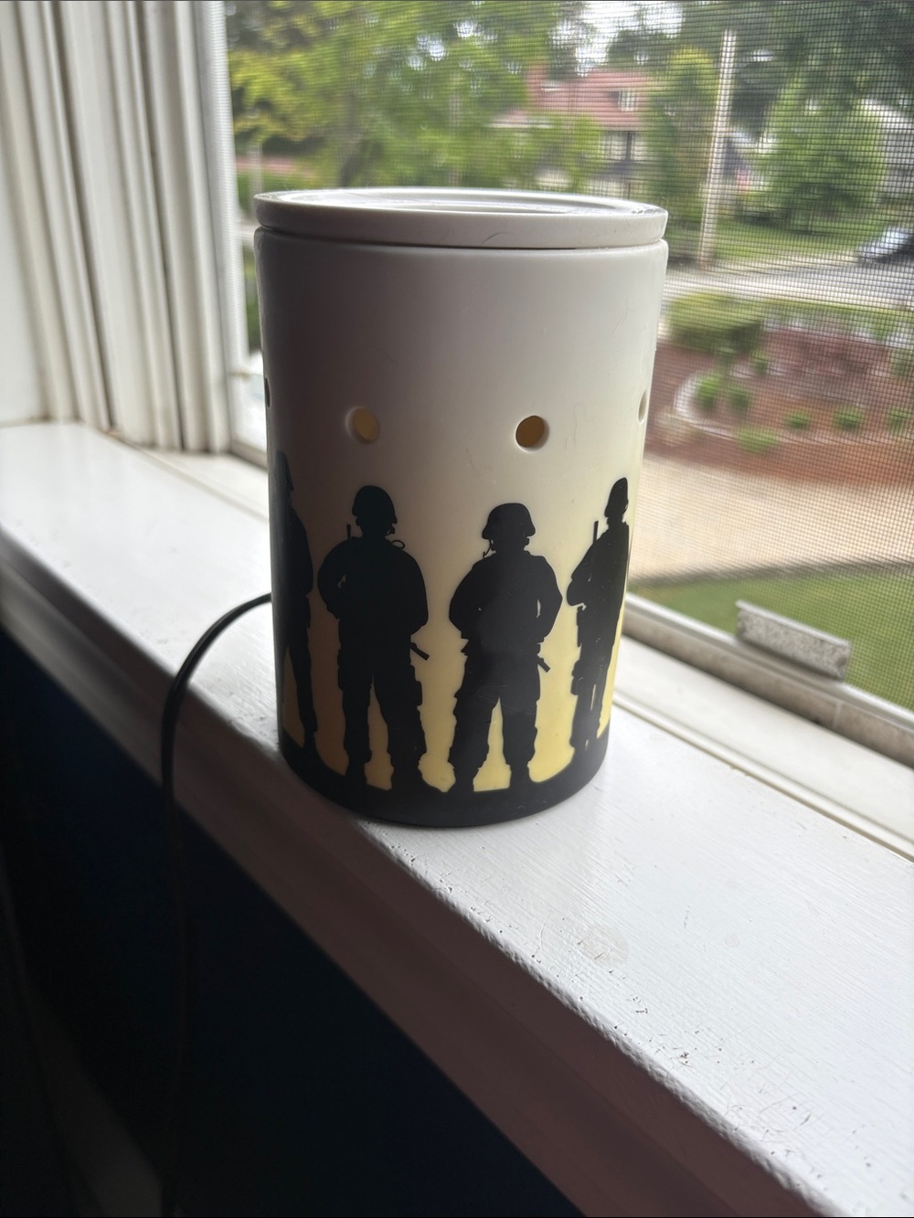 Scentsy White Ceramic Warmer with Black Soldier Silhouettes